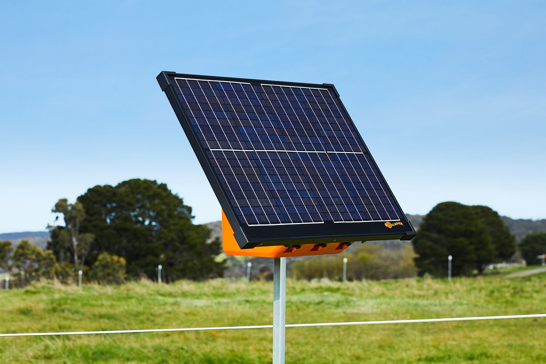 170910-gallagher-001-General Purpose S400 Solar Fence energizer on post