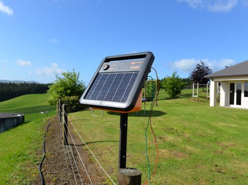 g34610_in-situ_backyard-General Purpose G34610 S100 Solar Portable Energizer In Situ Image
