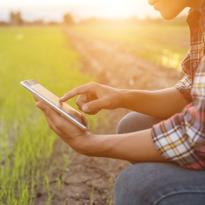 Farmer-using-iPad-in-field
