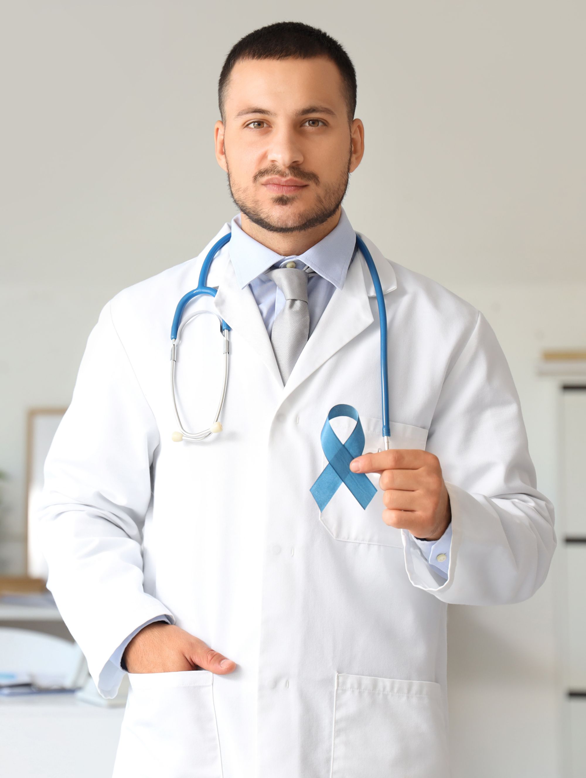 Un médico sostiene una cinta azul para promover Movember.